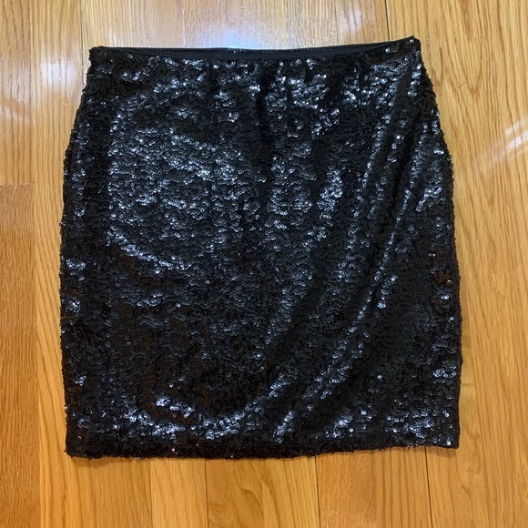 H&M Dresses & Skirts - ‼️NWOT‼️ H&M sequined mini skirt